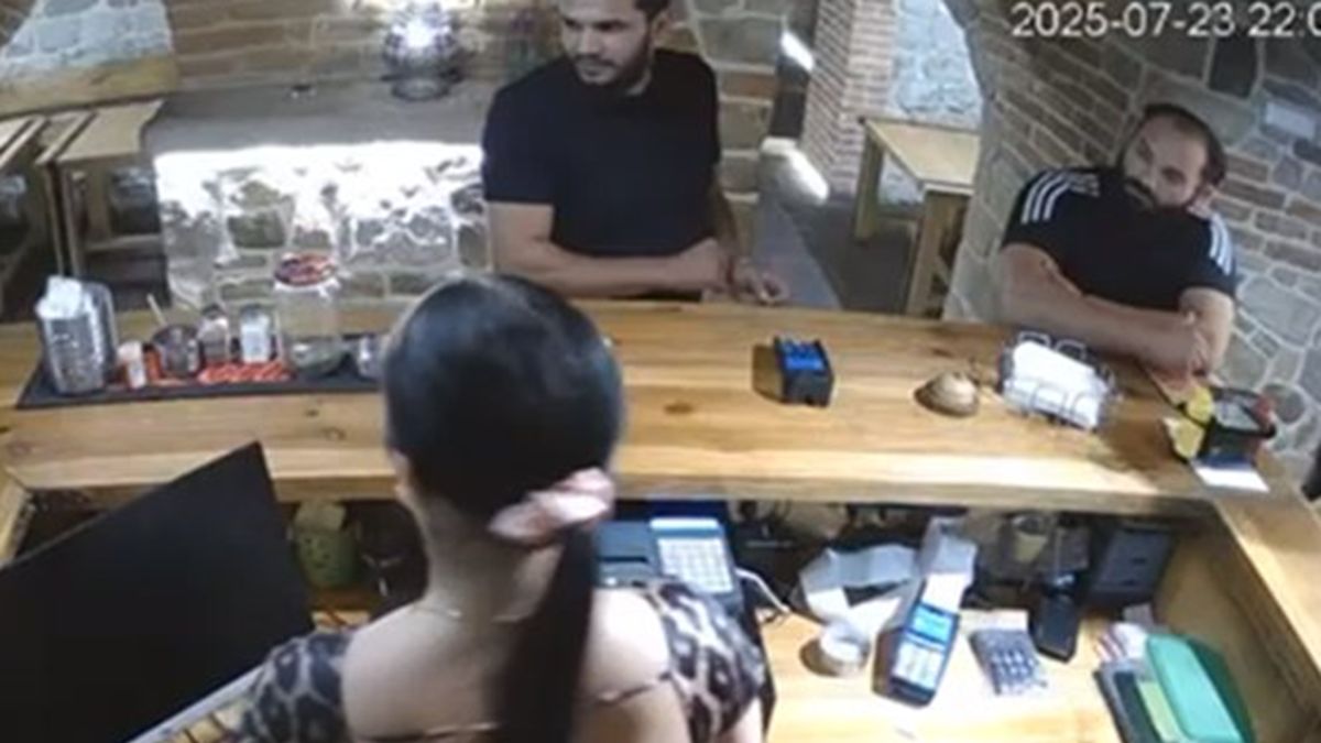 Policja szuka mężczyzn w związku z oszustwem.