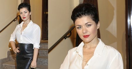 Kasia Cichopek w skórzanej spódnicy na premierze w teatrze