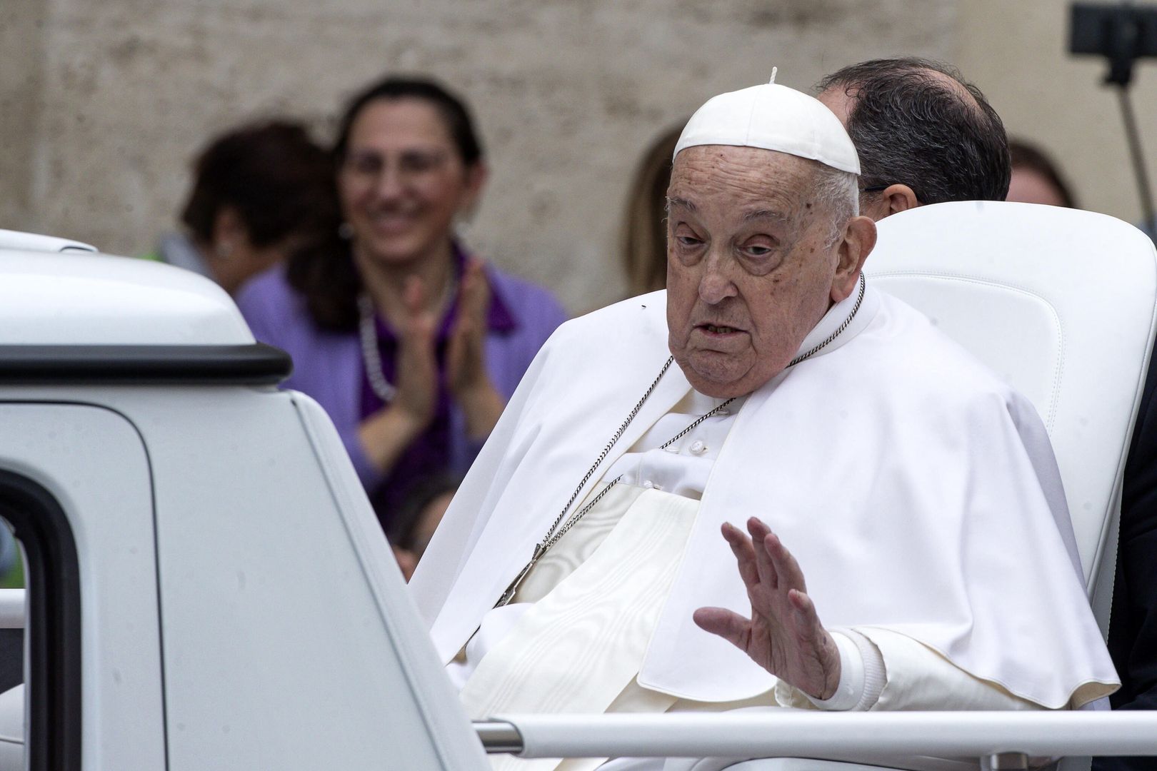 Holy Mass Easter Sunday and Urbi et Orbi Blessing in Vatican
epa12042361 Pope Francis waves to the faithful after the Urbi et Orbi blessing following the Easter Mass in Saint Peter's Square, in Vatican City, 20 April 2025.  EPA/ANGELO CARCONI 
Dostawca: PAP/EPA.
ANGELO CARCONI
easter, holy week, mass, Christianity, Catholicism