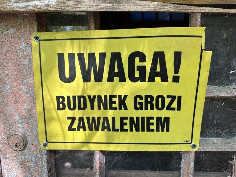 O stanie historycznego budynku świadczą żółte tablice ostrzegające przed zawaleniem