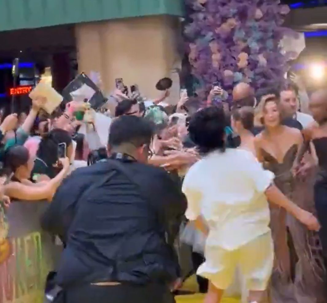 Fan rzucił się na Arianę Grande