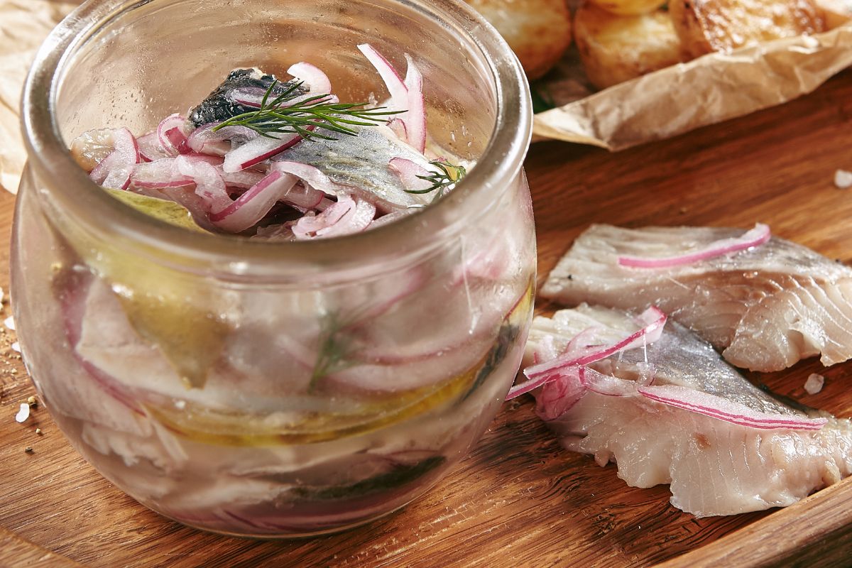 Większość wylewa, a to duży błąd. Możesz dodać do marynaty albo polać sałatkę