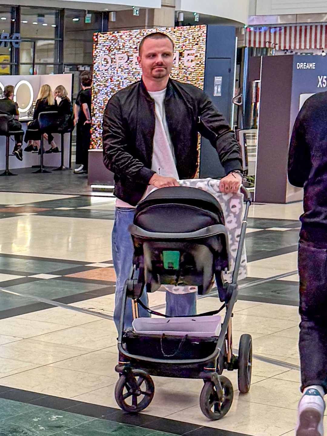 Marcin Hakiel i Dominika Serowska z synem na zakupach 