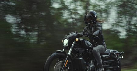 Harley-Davidson Sportster znowu bardziej podstawowy. Debiutuje Nightster