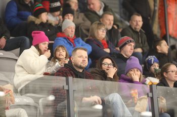 Kibice GKS Tychy rozgrzani świętą wojną z Unią Oświęcim. Zobaczyli kapitalne i zakończone zwycięstwem widowisko