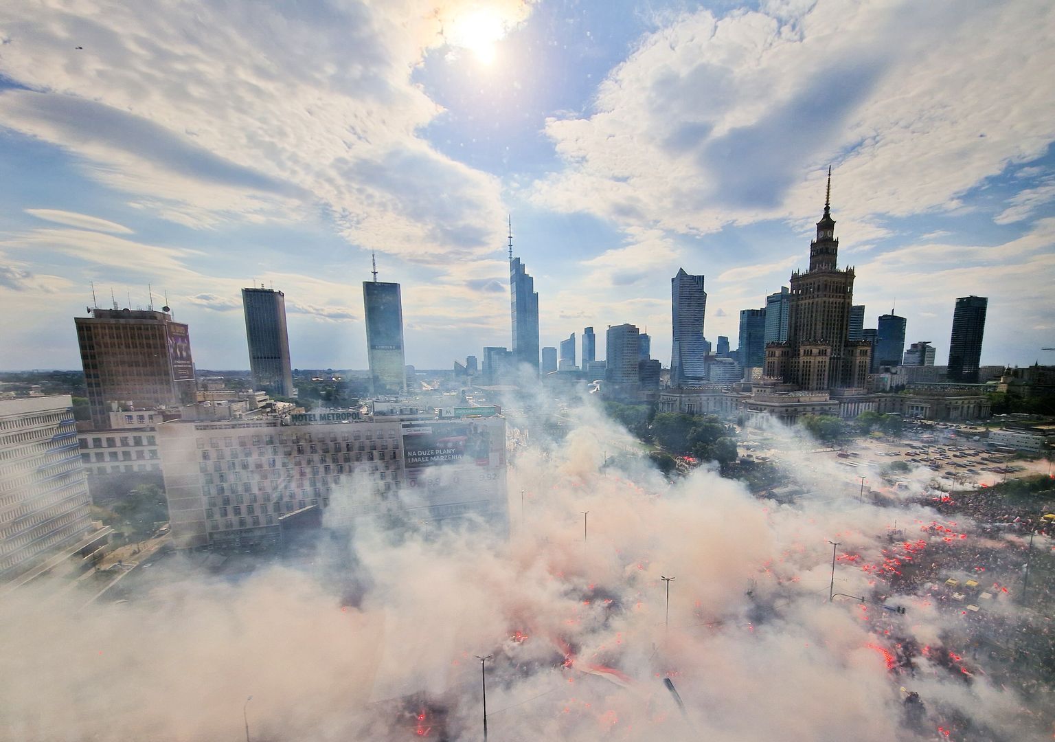 Marsz Powstania Warszawskiego 2022
Warszawa, 01.08.2022. Marsz Powstania Warszawskiego 2022 w godzin� "W" na rondzie Dmowskiego w Warszawie, 1 bm. W stolicy trwaj� obchody 78. rocznicy Powstania Warszawskiego - wyst�pienia zbrojnego przeciwko okupuj�cym Warszaw� wojskom niemieckim, zorganizowanego przez Armi� Krajow�. (aldg) PAP/Radek Pietruszka
Radek Pietruszka
78 78., marsz, Marsz Milczenia, obchody, powstania warszawskiego, powstanie warszawskie, przemarsz, rocznica, stolica, stolicy