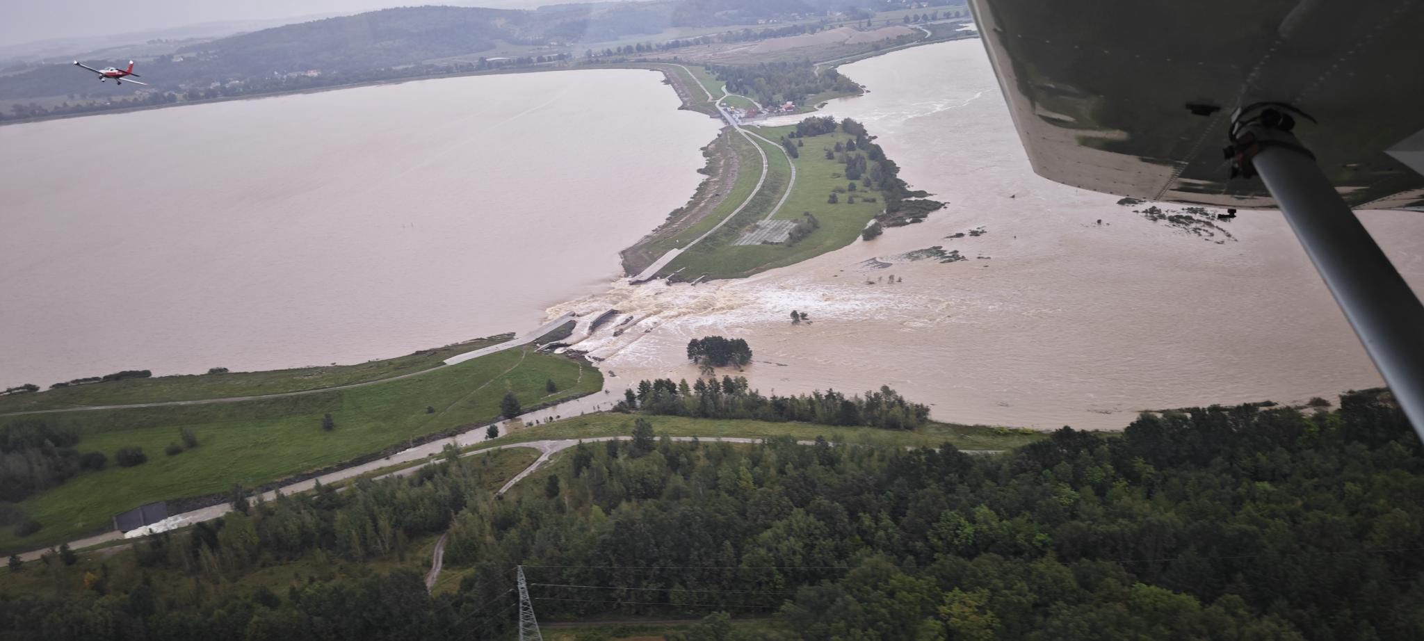 Uszkodzona zapora zbiornika Topola