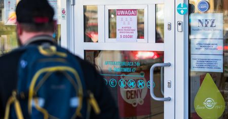 Wpadł w szał w aptece. Wybił szybę i uciekł