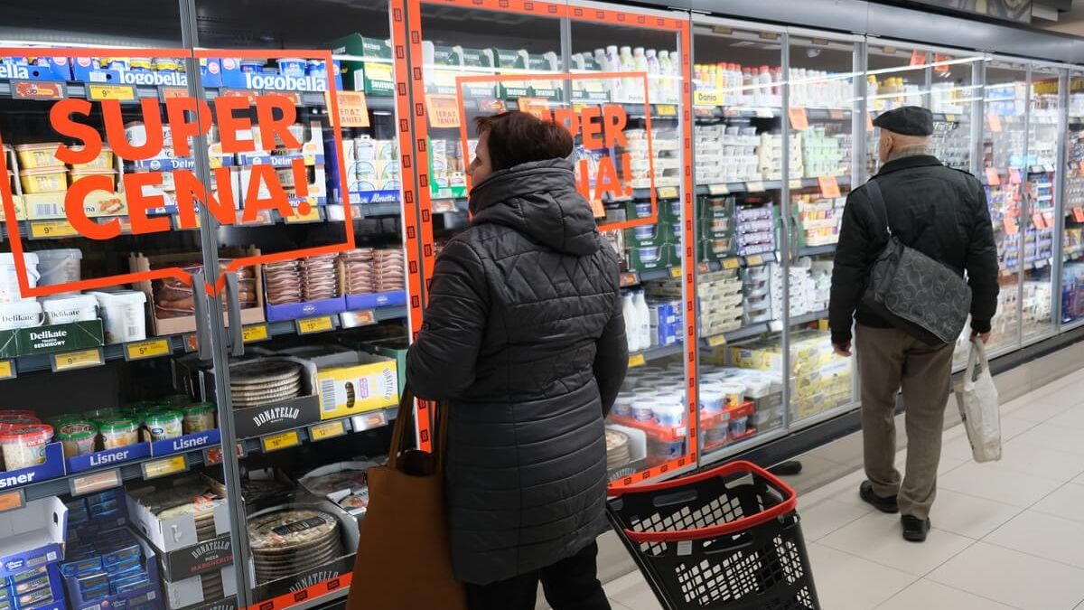 Klienci robiący zakupy w nowej Biedronce przy ul. Wieniawskiej w Lublinie