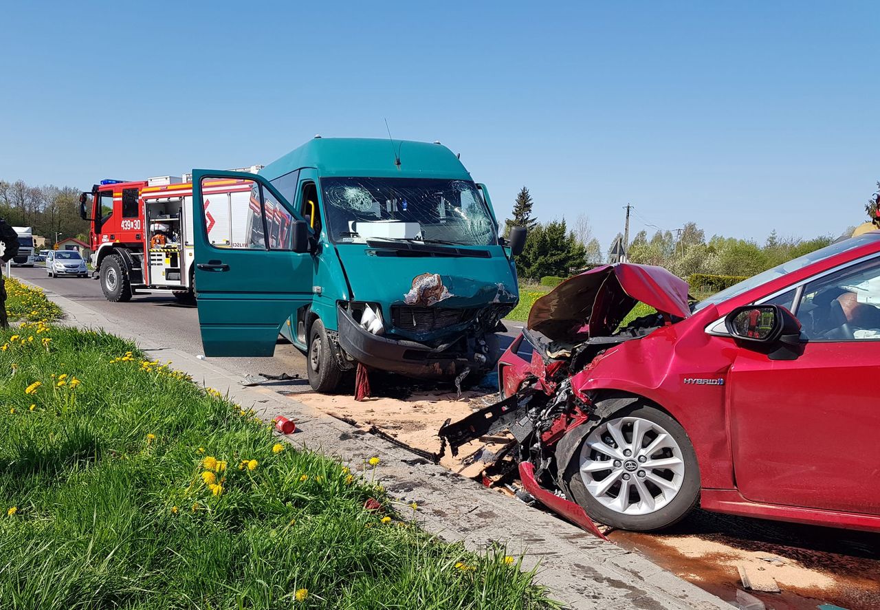 Izbica. Zderzenie samochodu z busem. Pięć osób rannych