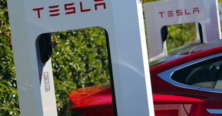 Tesla pozwoli bezpłatnie ładować "elektryki" na granicach z Ukrainą