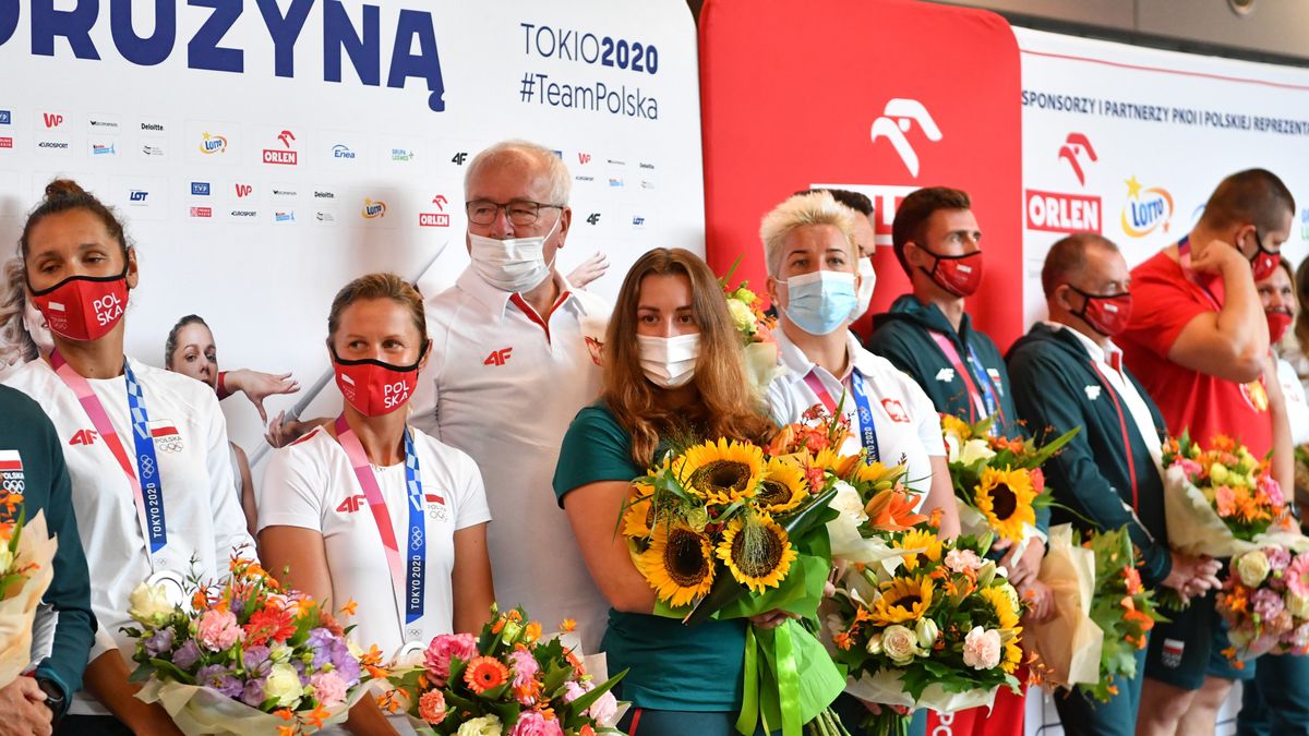 Warszawa, 08.08.2021. Srebrne medalistki w żeglarskiej klasie 470 Agnieszka Skrzypulec (2L) i Jolanta Ogar (L), brązowa medalistka w rzucie młotem Malwina Kopron (4L) oraz złota medalistka w rzucie młotem Anita Włodarczyk (5L) podczas powitania na lotnisku w Warszawie po powrocie z igrzysk olimpijskich w Tokio, 8 bm. (aldg) PAP/Piotr Nowak