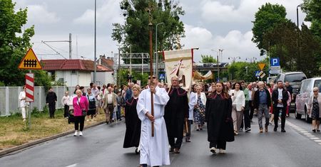 Ostróda: Tłumy wiernych na procesjach Bożego Ciała w Ostródzie