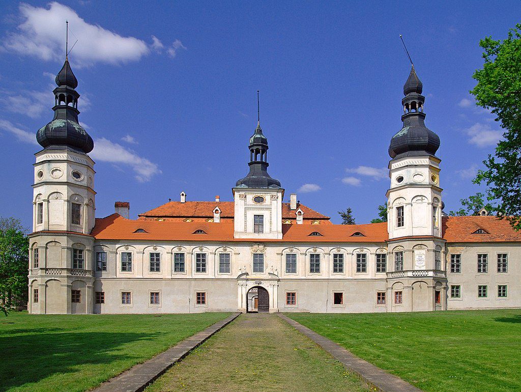 Pałac w Żyrowej prezentuje się bardzo efektownie 