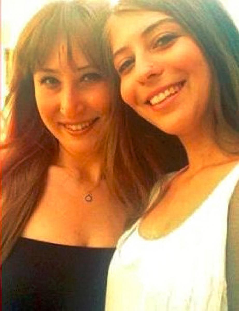 Sevinc z przyjaciółką, jeszcze przed korektą nosa