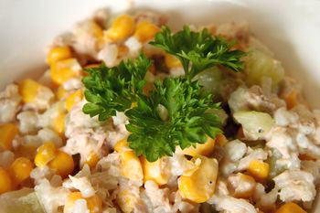 To najszybszy przepis na sałatkę z tuńczyka. Przygotujesz ją w 5 minut