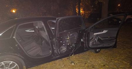 Wieczorna demolka. Zdewastowali audi, a kierowca uciekł
