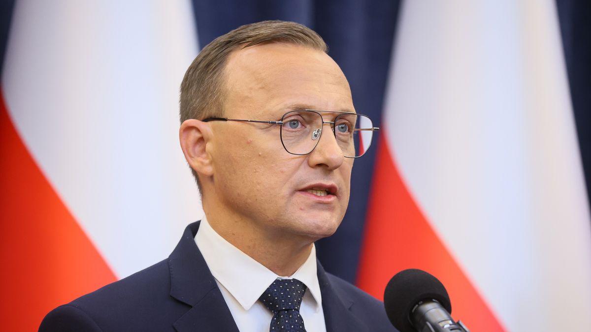 Warszawa, 20.08.2026. Rzecznik prasowy prezydenta RP Rafał Leśkiewicz podczas konferencji prasowej w Pałacu Prezydenckim w Warszawie, 20 bm. Prezydent skieruje do TK ustawę o Rzeczniku Praw Pacjenta, tzw. lex szarlatan. (jm) PAP/Leszek Szymański