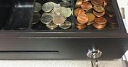 Sprzedawca nie ma jak wydać reszty? Przeczytaj, nim zrobisz awanturę
