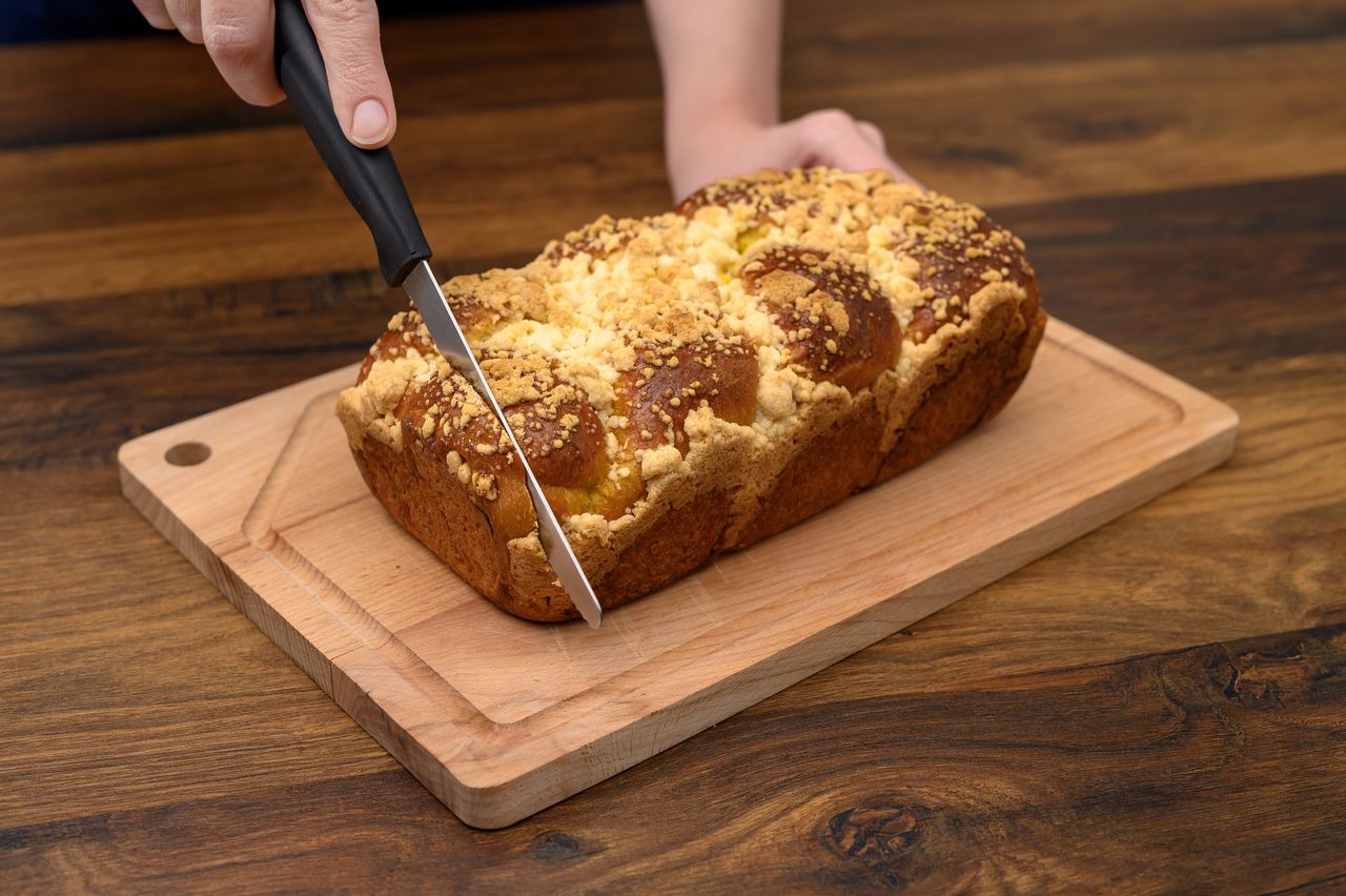 Yeast cake with crumble