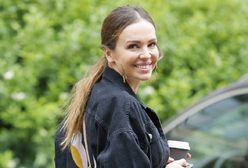 Ania Wendzikowska wyleguje się na plaży. Pozuje w mocno wyciętym stroju kąpielowym