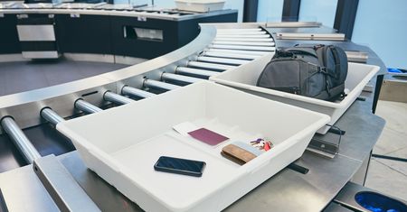 Najczęstsze błędy pasażerów na lotniskach. Pracownik ochrony zdradza