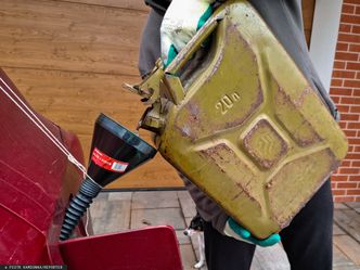 Ceny ropy wystrzeliły. "Pracujcie z domu, zwolnijcie na drodze"