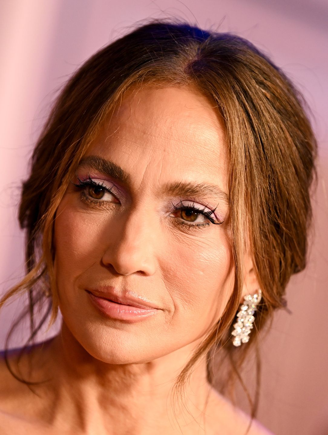 Jennifer Lopez eksponuje silikony na premierze filmu