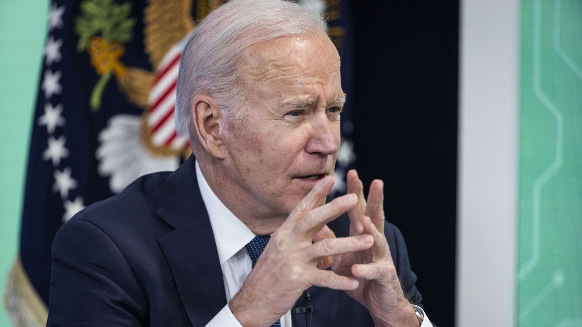  epa09813357 US President Joe Biden speaks to a bipartisan group of governors about the Bipartisan Innovation Act in the Eisenhower Executive Office Building in Washington, DC, USA, 09 March 2022. The president did not respond to shouted questions about Russia's ongoing invasion of Ukraine.  EPA/JIM LO SCALZO Dostawca: PAP/EPA.