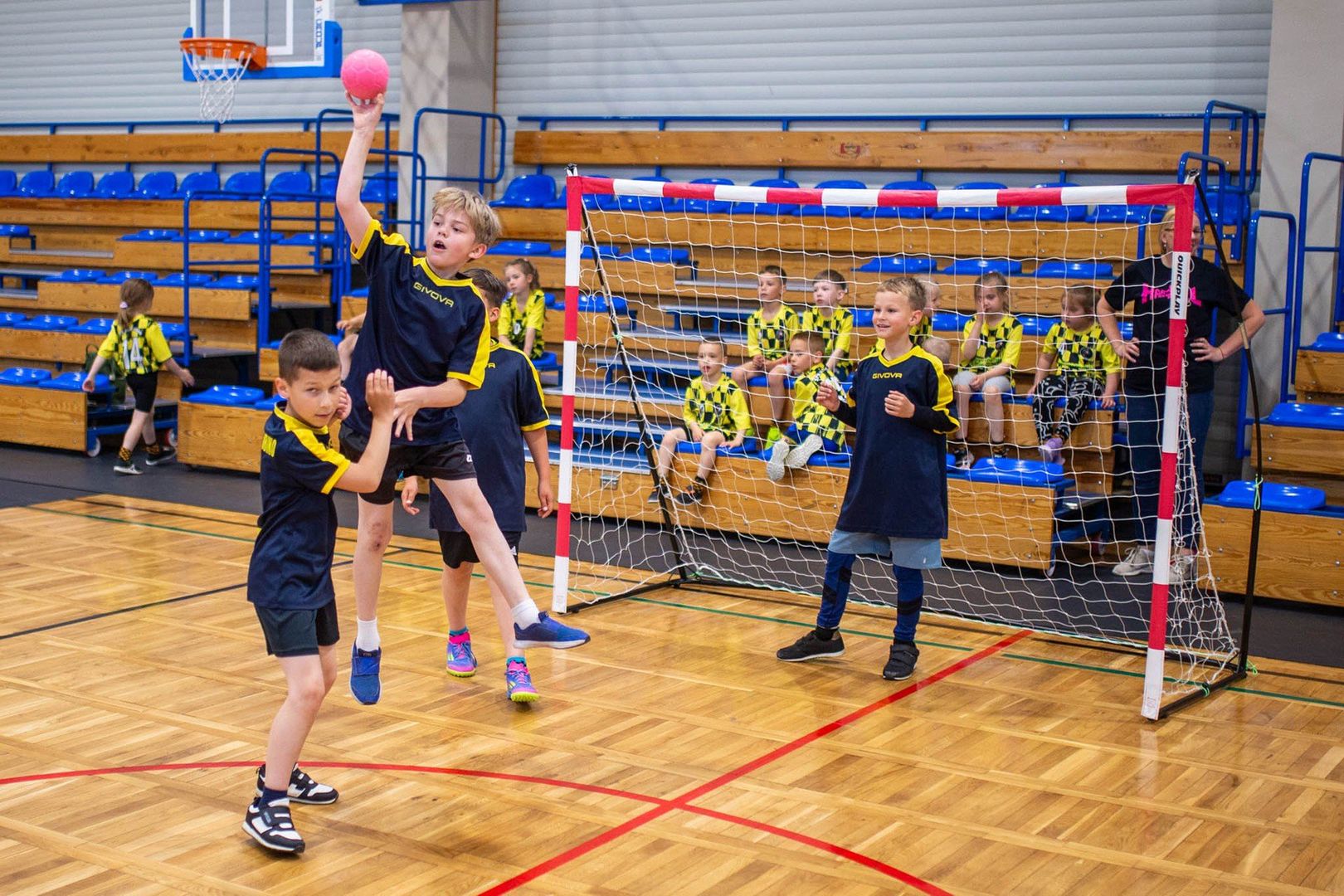 Turniej Mini Handball Cup w szkole Bierkowie.