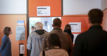 Niemcy głosują. Ogromne kolejki do lokali wyborczych