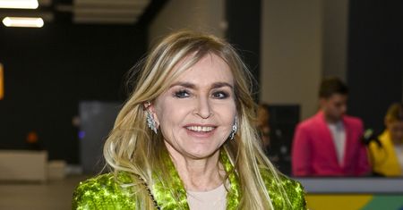 Monika Olejnik w neonowym wdzianku. Odsłoniła zgrabne nogi