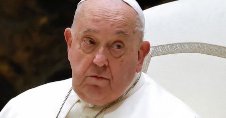 Ciało papieża Franciszka zostało wystawione w otwartej trumnie. Sieć obiegły zdjęcia i wideo