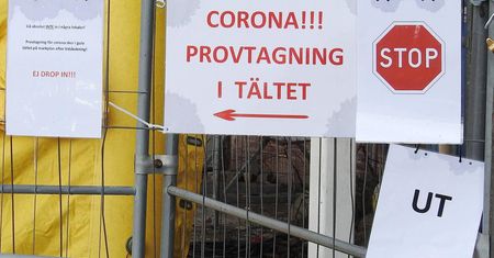 Koronawirus. Maseczki znikają z półek w Szwecji. "Nadchodzi szczyt zakażeń"