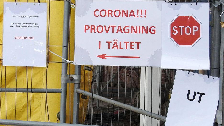 Szwedzi wykupują maseczki. "Nadchodzi szczyt zachorowań i zgonów"