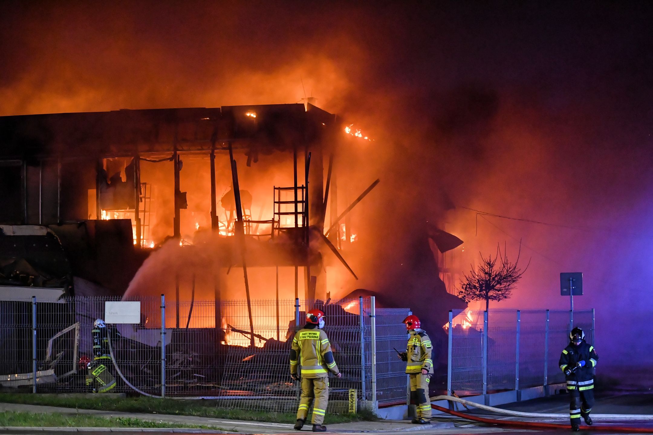 Lublin. Pożar hali magazynowej