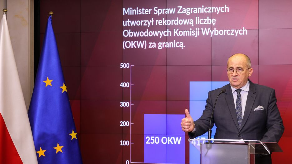 Warszawa, 10.10.2023. Minister spraw zagranicznych Zbigniew Rau podczas konferencji prasowej w siedzibie MSZ w Warszawie, 10 bm. Spotkanie dotyczyło organizacji głosowania za granicą w nadchodzących wyborach parlamentarnych. (amb) PAP/Paweł Supernak