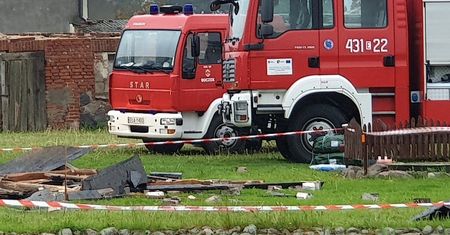 Burza w Woli Buczkowskiej. Złamane drzewa, zerwane linie energetyczne i dachy. Łowcy Burz o trąbie powietrznej