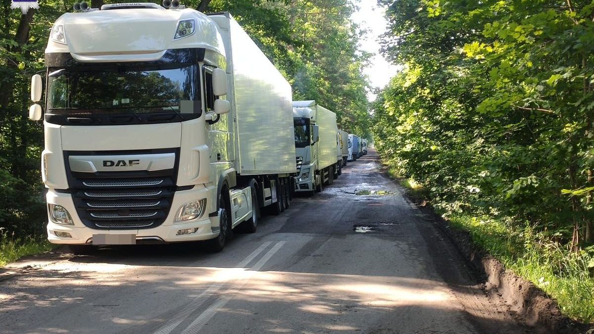 Tiry muszą czekać w długiej kolejce na wjazd na Białoruś (zdjęcie ilustracyjne)