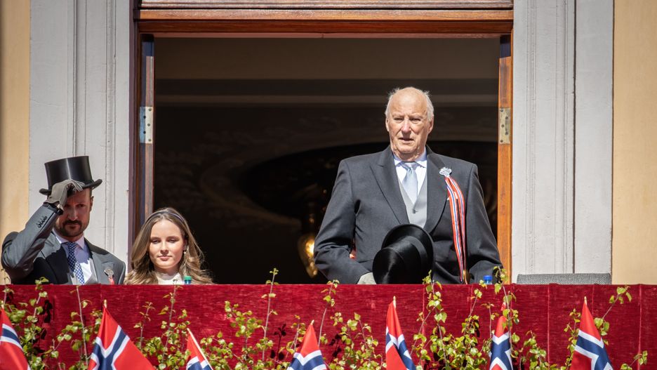 Król Norwegii Harald V krytykowany przez poddanych za przyjęcie prezentu od Władimira Putina i posłanie mu, tuż po wybuchu wojny w Ukrainie, podziękowań