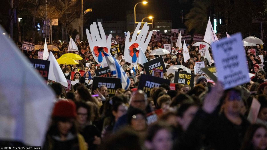 Ludzie protestują w Tel Awiwie, żądając porozumienia w sprawie uwolnienia izraelskich zakładników Hamasu