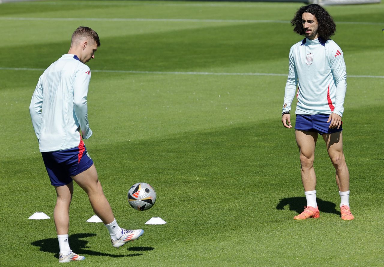 Representatives of Spain with the silver ball