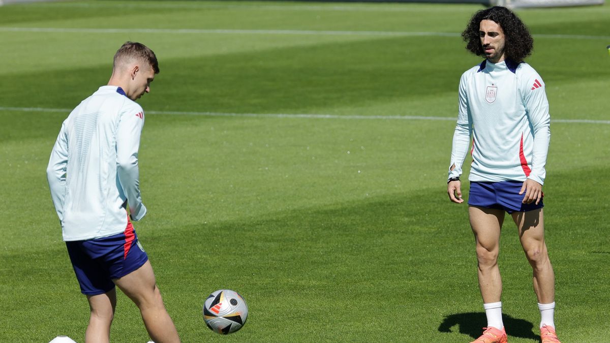 Reprezentanci Hiszpanii ze srebrną piłką