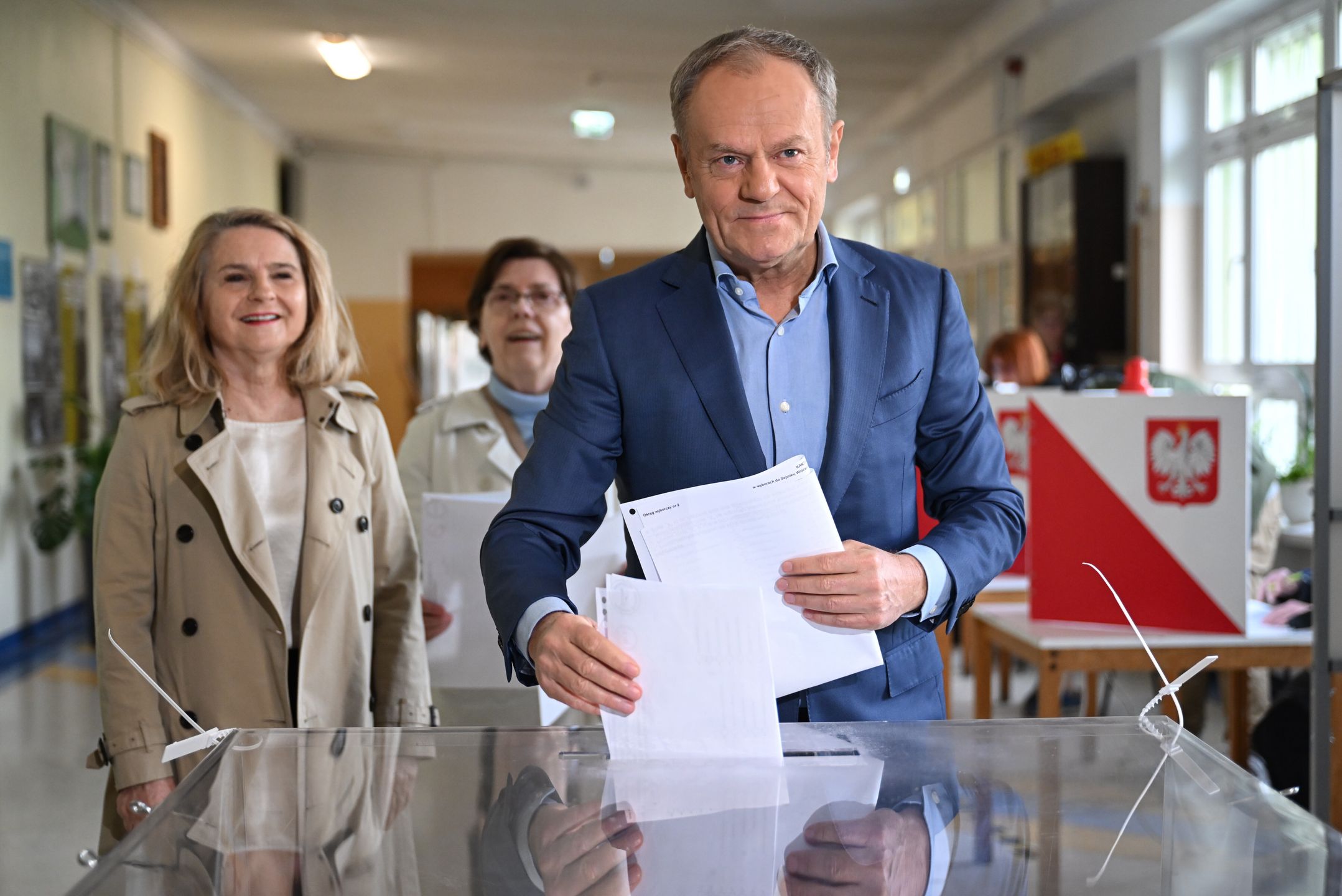 Zobaczyliśmy dłoń Tuska. Czegoś na niej brakuje