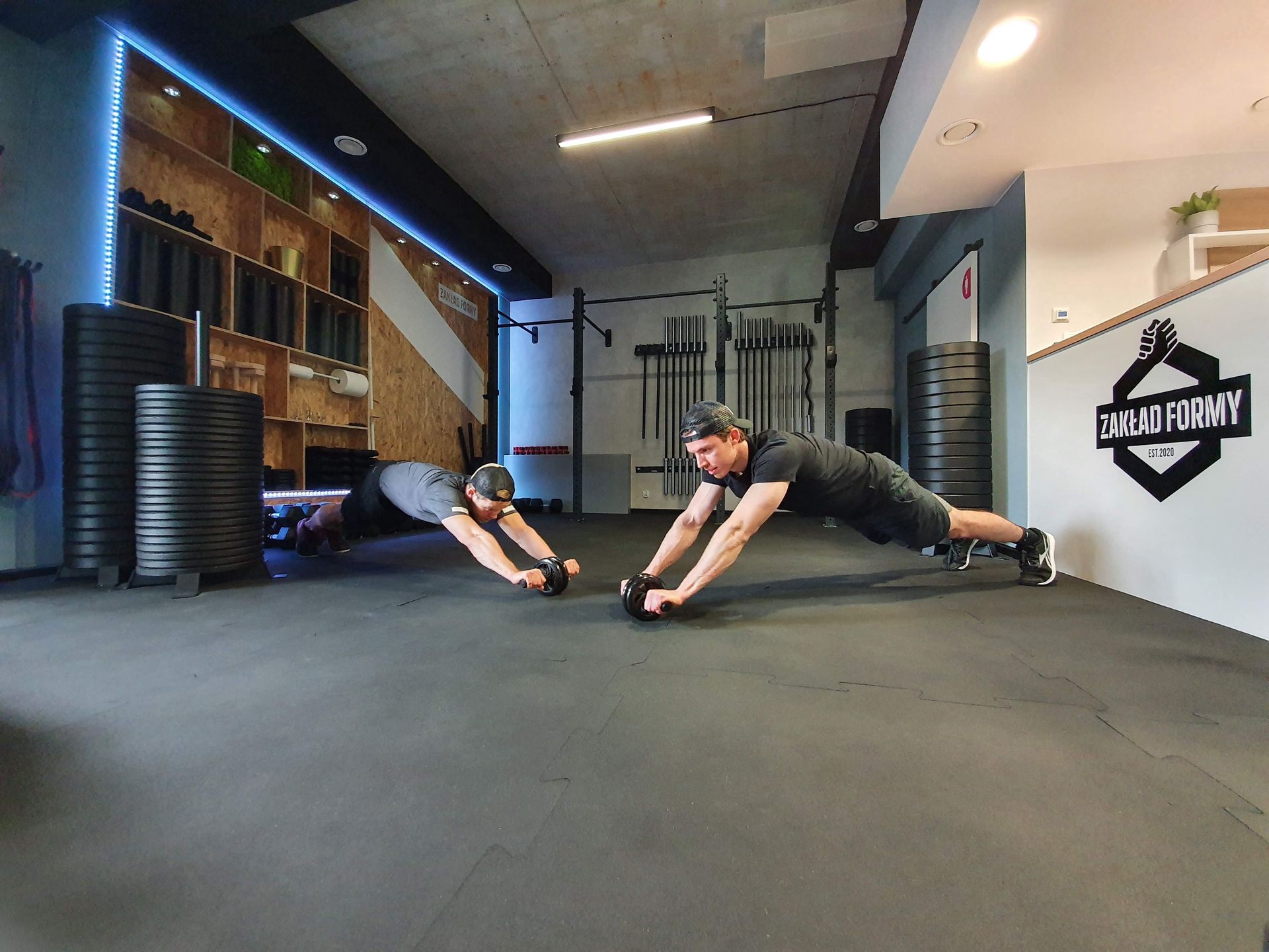 Choć klub jest zamknięty, Maciek i Tomek nie próżnują. Nagrywają klientom filmy z ćwiczeniami do wykonywania w domu, wypożyczają też sprzęt klubowiczom