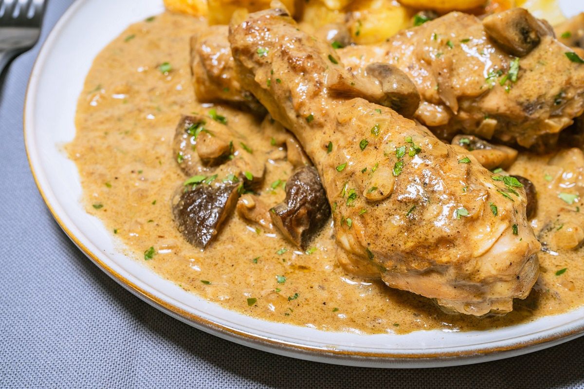 Chicken in sauce is the best idea for an effortless dinner. It tastes amazing.