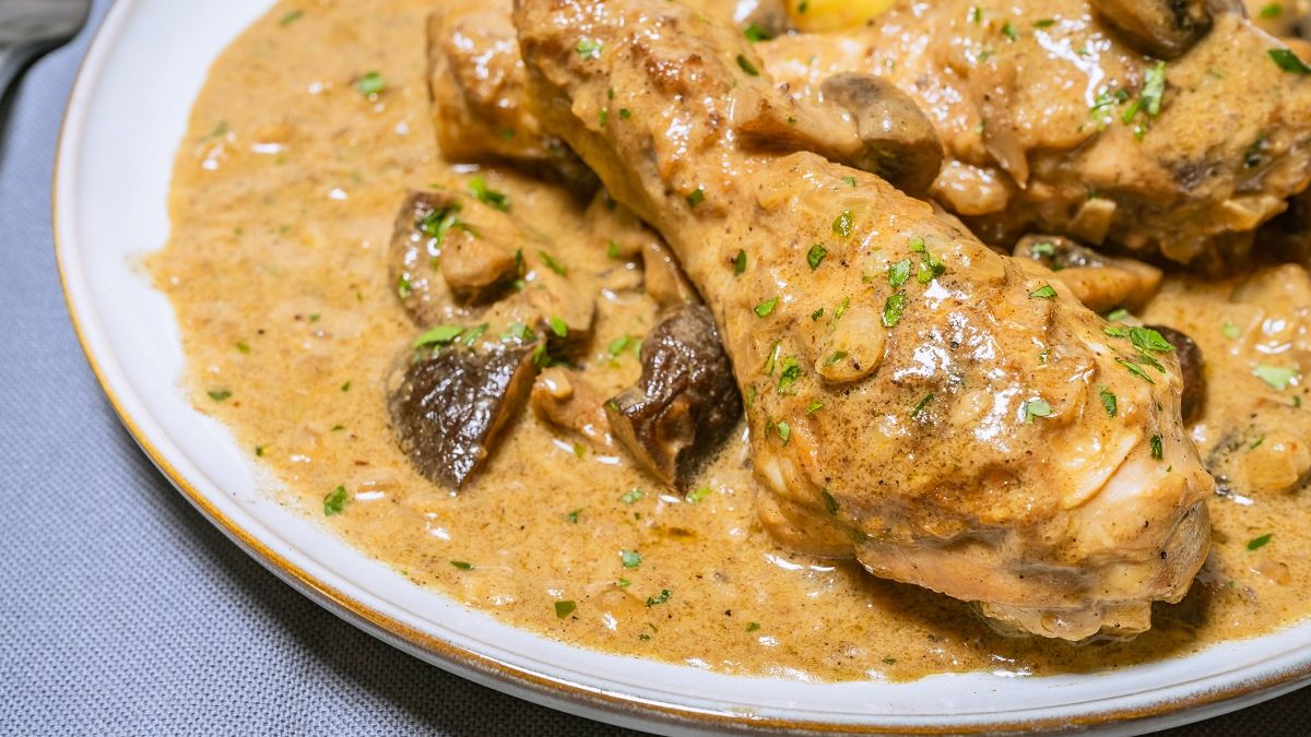 Kurczak w sosie to najlepszy pomysł na obiad bez wysiłku. Smakuje rewelacyjnie