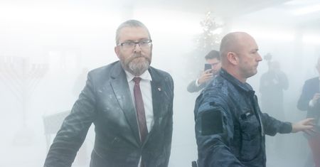 Skandal z Grzegorzem Braunem. Były ksiądz wieszczy spisek