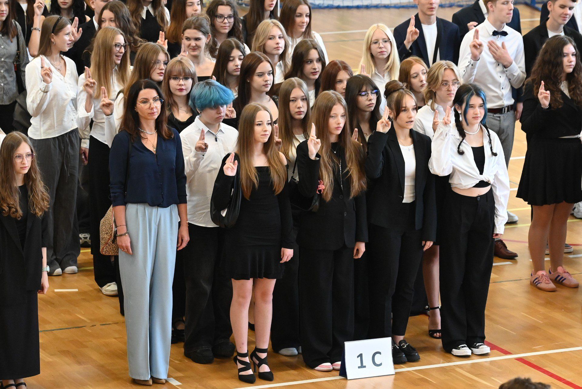 Ślubowanie pierwszoklasistów w III Liceum Ogólnokształcącym imienia Cypriana Kamila Norwida w Kielcach.