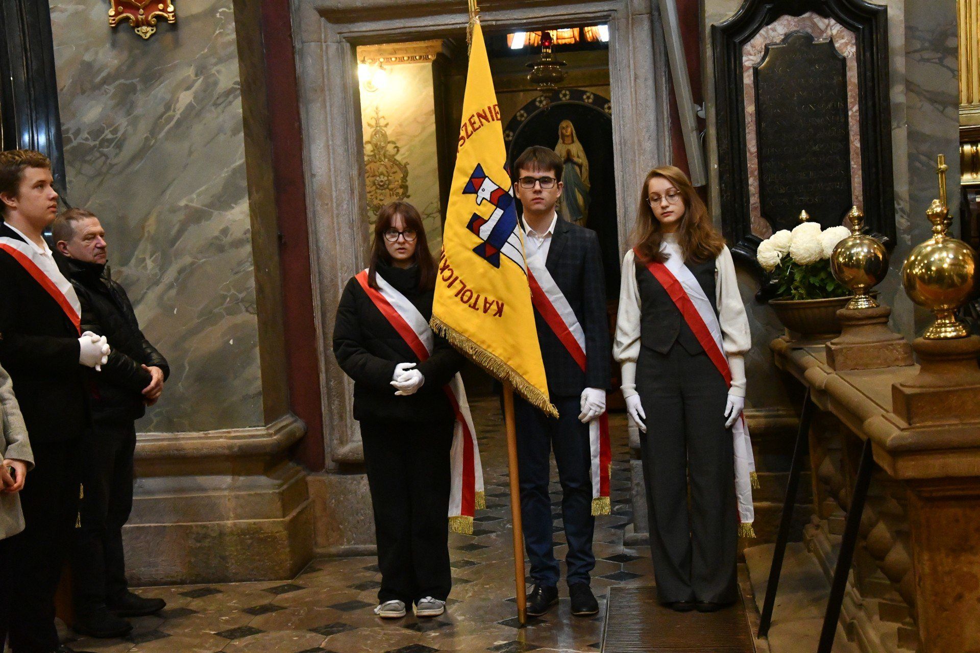 Biskup Jan Piotrowski sprawował mszę świętą w katedrze i wręczył medale &#34;Pro Christo Rege Et Ecclesia&#34;.